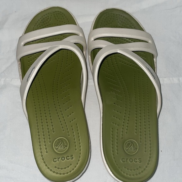 Crocs Patricia Wedge Sandals. White upper with a green footbed. Size 8 - Picture 6 of 10